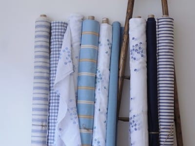 シャビーシックな刺繍のコットン生地