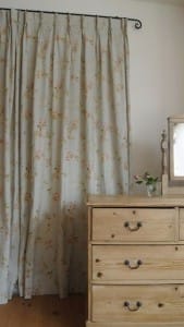 EDINBURGH  WEAVERSの花柄リネンカーテンのご紹介。