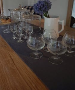 アンティークグラスとテーブルランナー