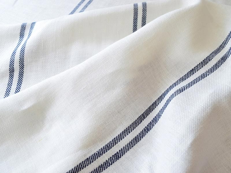 綾織りオフホワイトのネイビーストライプリネン生地。