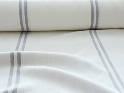 オフホワイトの平織にライトグレイのストライプがナチュラルモダンなリネン生地。