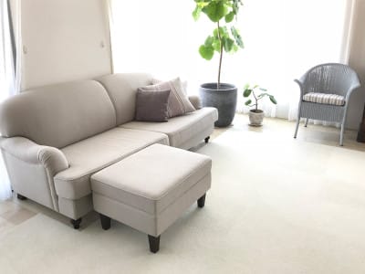 素敵なコーディネート　グレージュのリネンソファ