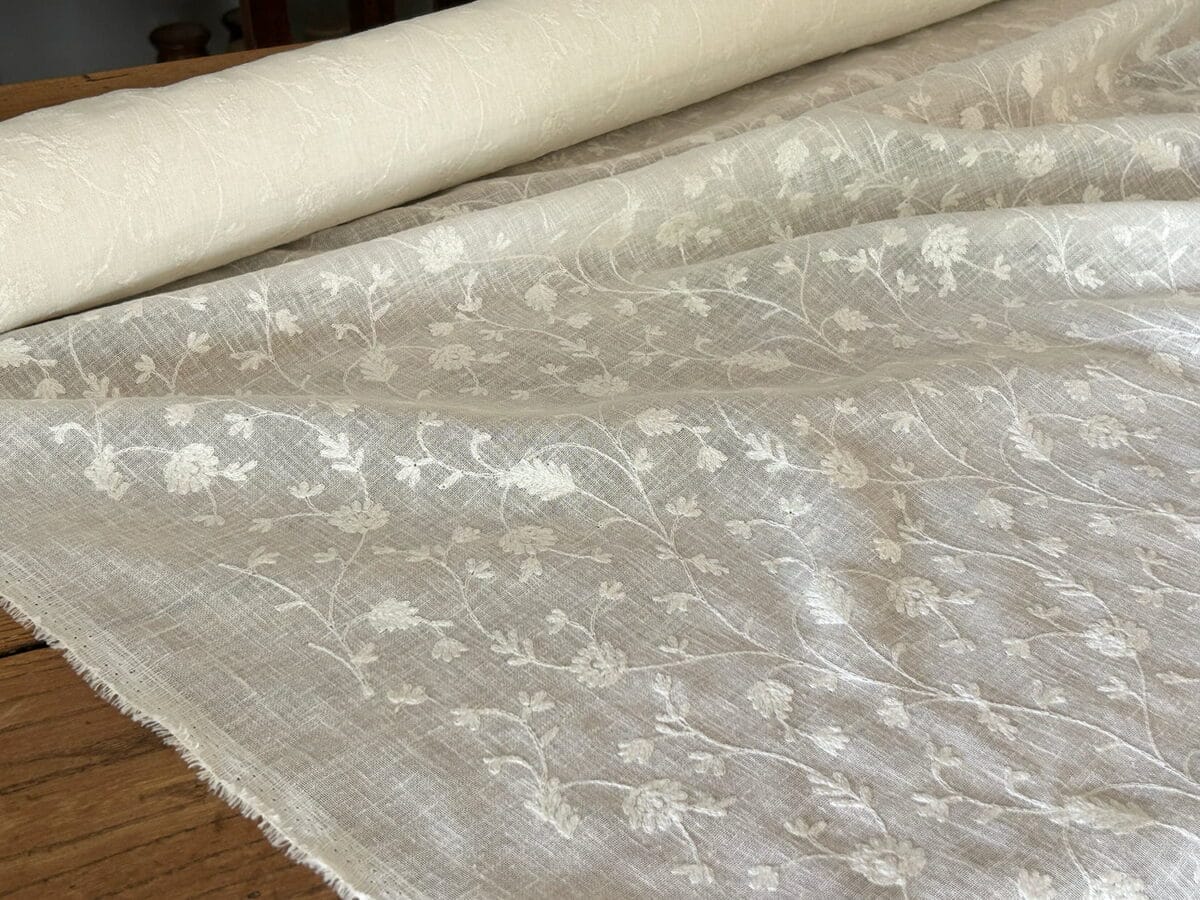 デザートローズ柄刺繍のコットンレース生地。